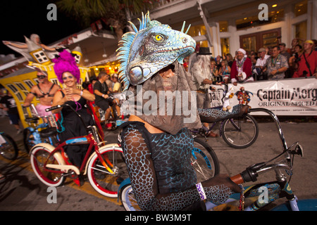 Kostümierte Jecken während Fantasy Fest Halloween Parade in Key West, Florida. Stockfoto