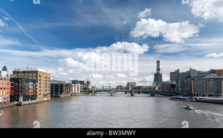 Panoramablick auf den Fluss Ansicht East Ward in Richtung London Bridge von Millennium Bridge mit Polizei patrouillieren Boot im Vordergrund Shard Horizont Stockfoto