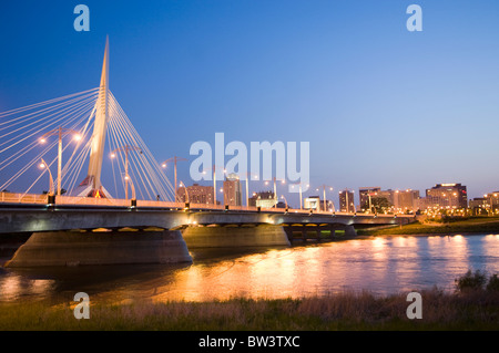 Provencher Bridge in der Dämmerung in Winnipeg, Manitoba, Kanada. Stockfoto