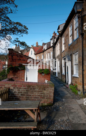 Hohen Niveau Seitenstraße in Robin Hoods Bay in der Nähe von Whitby, North Yorkshire. Stockfoto