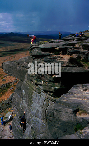 Bergsteiger auf Stanage Edge, Peak District, England UK Stockfoto