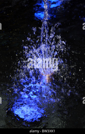 Teich-Wasser-Brunnen mit Lichtern bei einer Gartenschau Stockfoto