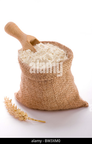 Im Leinensack und hölzernen Löffel Mehl Stockfoto