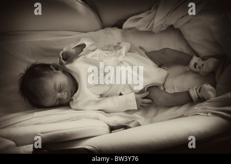 Babymädchen während ihrer ersten Tage des Lebens Stockfoto