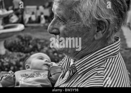 Großvater mit seinem Neffen auf einer Party in Italien Stockfoto