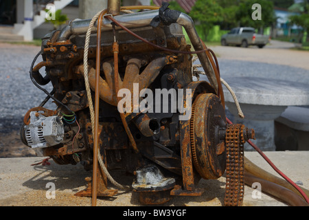 Einen alten rostigen Motor von einem Longtailboot in Thailand Stockfoto