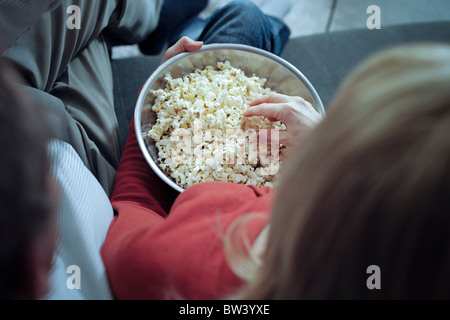 Draufsicht des Paares auf Sofa mit einer Schüssel popcorn Stockfoto