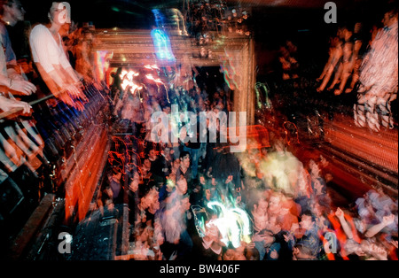 PARIS, Frankreich - Teenager tanzen im Nachtclub „Folies-Pigalle“ im Pigalle District, Disco Floor, Dunst, Disco Music, Blur Disco Dance Scenes 90er („Folie’s pigalle »“) Stockfoto