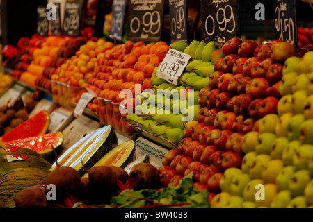 Obst zum Verkauf an der Mercat De La Boqueria, Las Ramblas, Barcelona Stockfoto