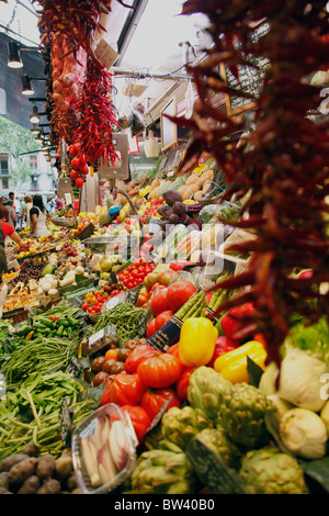 Obst und Gemüse zum Verkauf an der Mercat De La Boqueria, Las Ramblas, Barcelona Stockfoto