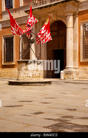 Brunnen vor dem städtischen Rathaus in San Quirico d'Orcia, Toskana, Italien Stockfoto