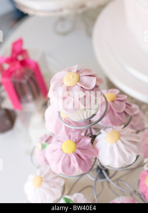 Rosa und gelbe Tasse Kuchen auf Tablett, Tabelle von desserts Stockfoto