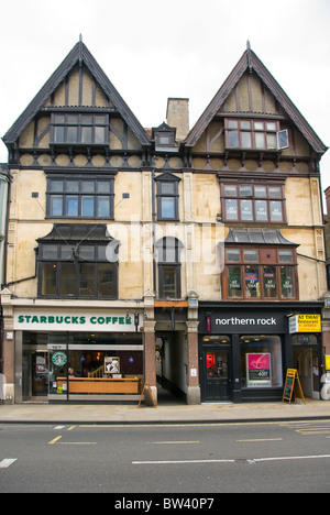 Starbucks Coffeeshop und Northern Rock Bank befindet sich in historischen Häusern, High Street, Oxford, Oxfordshire, England, UK Stockfoto