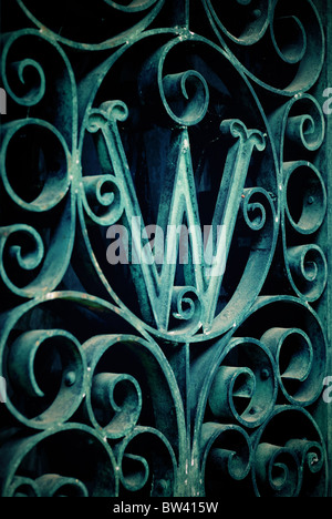 Eine kunstvolle Eisen 'W' an die Tür ein Mausoleum auf dem Allegheny Friedhof, Lawrenceville, PA Stockfoto