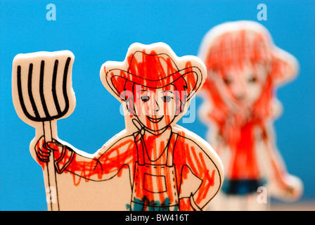 Zwei hölzerne Bauer Figuren sind außerhalb der Linien gefärbt. Stockfoto