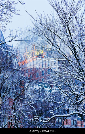 Chateau Frontenac und verschneite Bäume in der Dämmerung, Québec Stockfoto