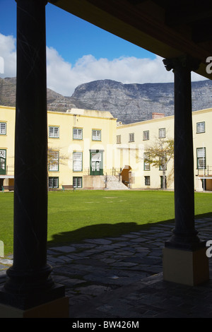 Innenhof im Castle of Good Hope mit dem Tafelberg im Hintergrund, City Bowl, Cape Town, Western Cape, Südafrika Stockfoto