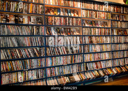 Full-Frame aus Reihen von DVDs in der Videothek oder Bibliothek Stockfoto