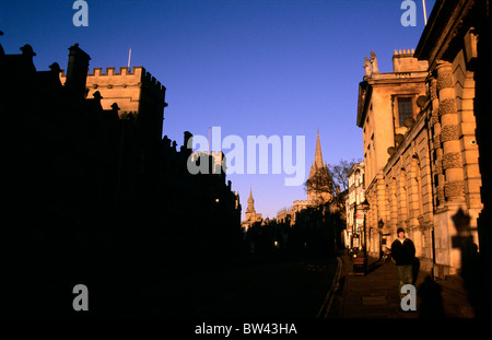 Am frühen Morgen Schatten über die High Street, Oxford, England Stockfoto