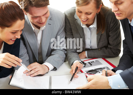 Foto von Geschäftspartnern diskutieren Dokument während der Sitzung Stockfoto