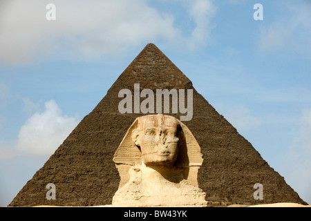 Aegypten, Gizeh, Sphinx Vor der Chephren-Pyramide Stockfoto