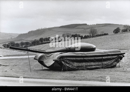 Aufblasbare Panzer in militärische Trainingsübung in Mid Wales circa 1989 verwendet Stockfoto