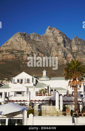 Das Bay Hotel mit dem Tafelberg im Hintergrund, Camps Bay, Cape Town, Western Cape, Südafrika Stockfoto