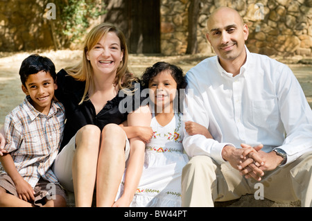 Eine Mischrasse Familienbild ein Indianerjunge 5-Year-Old, einem guatemaltekischen Mann, einer kaukasischen Frau und ein 4-Jahr-alten guatemaltekischen Mädchen Stockfoto