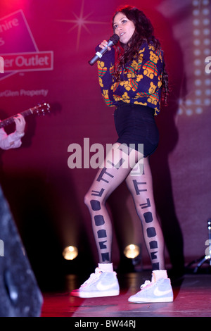 Eliza Doolittle führt bei der Cheshire Oaks Christmas Lights Switch On 12.11.10. Stockfoto