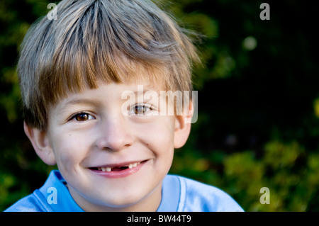 Ein sechs-Jahr-alten kaukasischen junge Lächeln zu zeigen, dass er seine zwei Vorderzähne fehlen Stockfoto