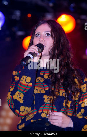 Eliza Doolittle führt bei der Cheshire Oaks Christmas Lights Switch On 12.11.10. Stockfoto