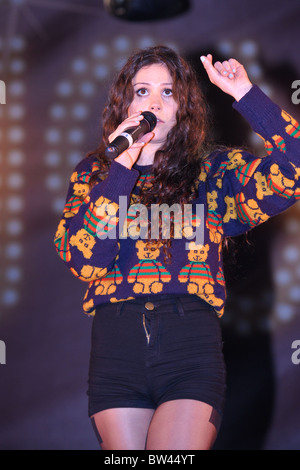 Eliza Doolittle führt bei der Cheshire Oaks Christmas Lights Switch On 12.11.10. Stockfoto