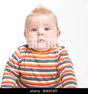 Expressive niedlichen kleinen Jungen isoliert auf weißem Hintergrund. Stockfoto