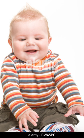 Expressive niedlichen kleinen Jungen isoliert auf weißem Hintergrund. Stockfoto