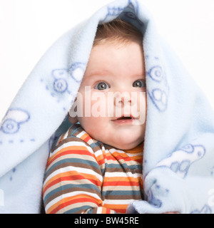 Expressive niedlichen kleinen Jungen isoliert auf weißem Hintergrund. Stockfoto