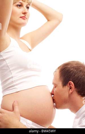 Bild von glücklichen schwangeren Bauch seiner Frau küssen Stockfoto