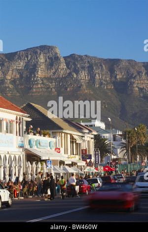 Restaurants an der Victoria Road mit zwölf Aposteln im Hintergrund, Camps Bay, Cape Town, Western Cape, Südafrika Stockfoto