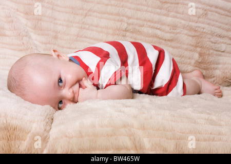 Bezaubernd expressiven glückliches Baby junge aus niedrigen Perspektive. Stockfoto