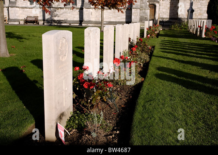 Kanadische militärische Gräber aus dem ersten Weltkrieg auf dem Friedhof der St. Margarets Kirche, Bodelwyddan, North Wales Stockfoto