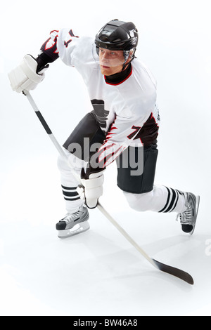 Porträt von gesunden Sportler spielt Hockey auf dem Eis Stockfoto