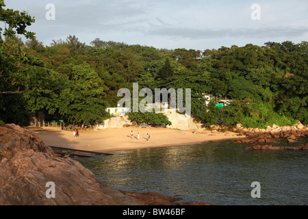 Ein kleiner Strand in der Nähe von Stanley Bay in Stanley, Hong Kong Island, Hongkong, China. Stockfoto