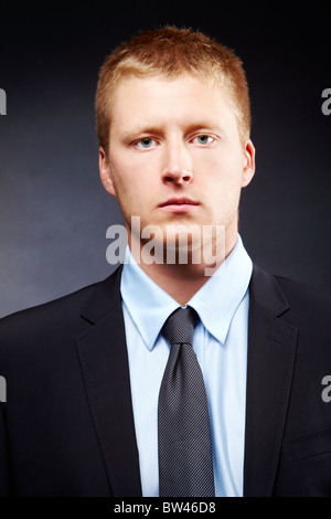 Porträt des jungen hübschen Geschäftsmann Blick in die Kamera Stockfoto