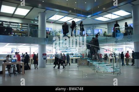 Paris, Frankreich, französisches Einkaufszentrum, „Carrousel du Louvre“, allgemeine Ansicht, im Apple Store, People in Showroom, Einkaufszentrum in frankreich, Apple Boutique Stockfoto