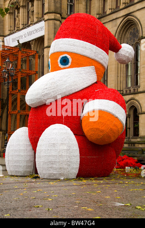 Weihnachtsmann wartet gehoben in Position außerhalb des Rathauses, Albert Square, Manchester, England, UK Stockfoto