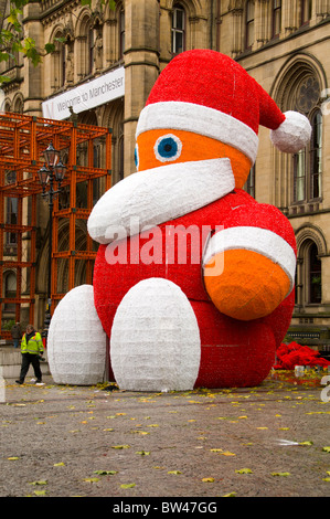 Weihnachtsmann wartet gehoben in Position außerhalb des Rathauses, Albert Square, Manchester, England, UK Stockfoto