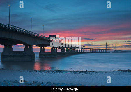 Neue Severn Überfahrt in der Abenddämmerung im Herbst Stockfoto