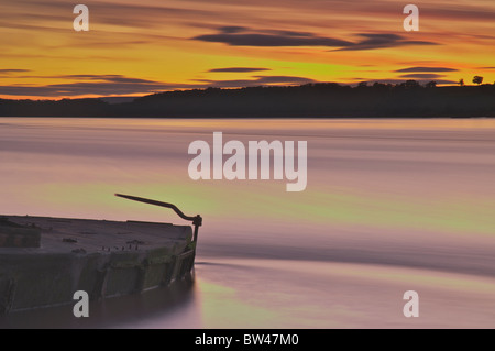 Purton Sonnenuntergang über den Fluss Severn und gestrandete barge Stockfoto