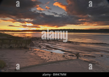 Purton Sonnenuntergang über den Fluss Severn und gestrandete Schiffe Stockfoto