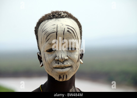 Afrika, Äthiopien, Omo-Tal, Young Karo Stammesangehörige Krieger Stockfoto