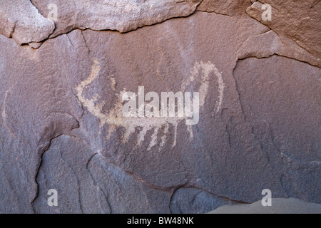 Nahaufnahme der Darstellung eines Bootes mit Crew - Felskunst in der östlichen Wüste von Ägypten, Nord Nord-Afrika Stockfoto